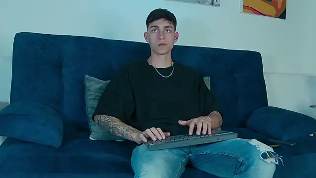 Snapshot of LukeSavagge chatting on October 12, 4:33 am LukeSavagge online show from October 12, 4:33 am