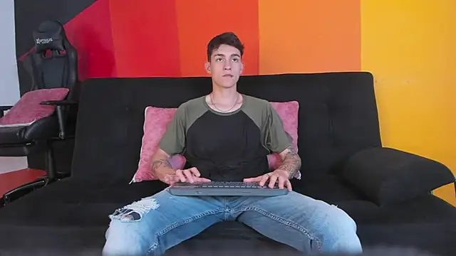 Snapshot of LukeSavagge chatting on October 18, 8:53 pm LukeSavagge online show from October 18, 8:53 pm