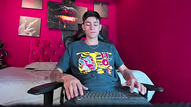 Snapshot of LukeSavagge chatting on October 28, 9:50 pm LukeSavagge online show from October 28, 9:50 pm