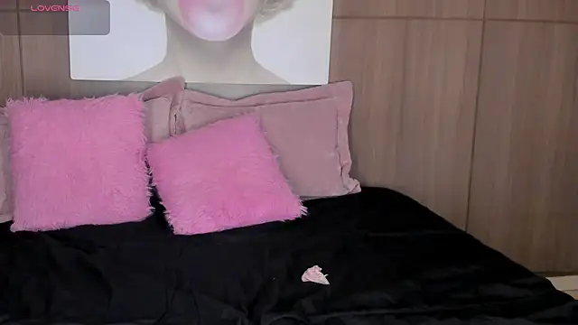 Snapshot of saraycollins chatting on June 5, 3:35 am saraycollins online show from June 5, 3:35 am