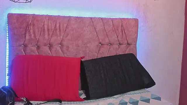 Snapshot of Mia_lopez_1 chatting on October 16, 1:12 pm Mia lopez 1 online show from October 16, 1:12 pm