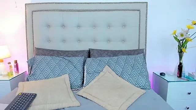 Snapshot of Emilysweet2 chatting on November 4, 5:56 pm Emilysweet2 online show from November 4, 5:56 pm