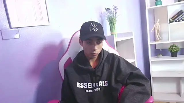 Hottie Guy online show from October 22, 6:29 pm