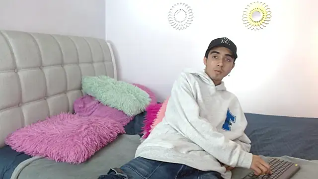 Hottie Guy online show from November 18, 6:34 pm