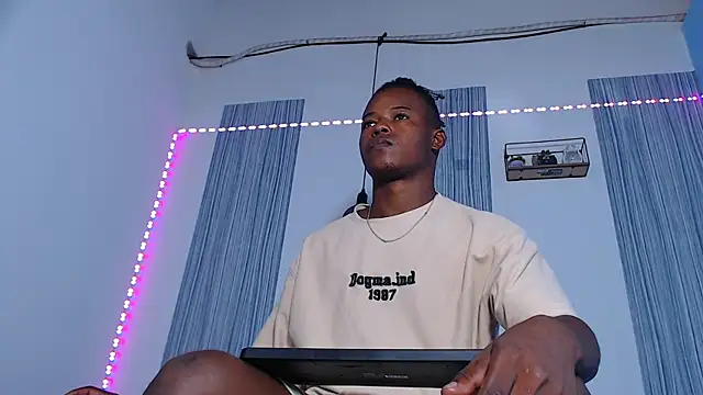 Snapshot of Dark_stallionX chatting on November 17, 7:19 pm Dark stallionX online show from November 17, 7:19 pm