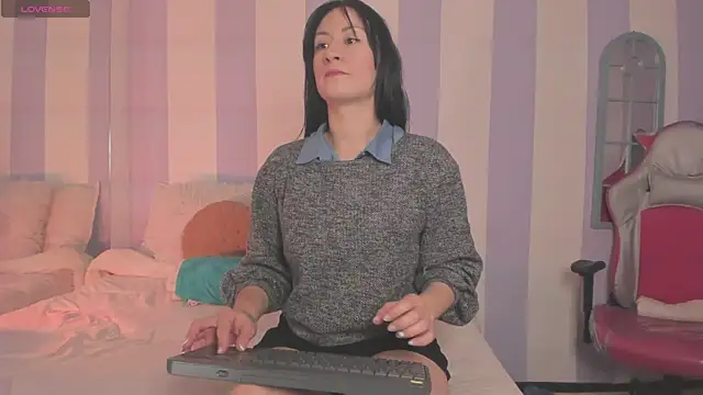 Snapshot of clover_tter_ chatting on November 28, 7:16 pm clover tter online show from November 28, 7:16 pm