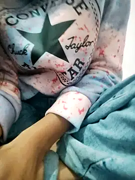 Snapshot of Hot_Goldess111 chatting on December 4, 9:29 am Hot Goldess111 online show from December 4, 9:29 am