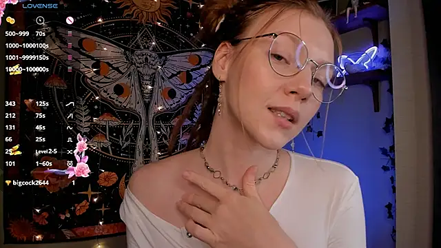 Snapshot of lyra_thenymph chatting on October 17, 10:40 am lyra thenymph online show from October 17, 10:40 am