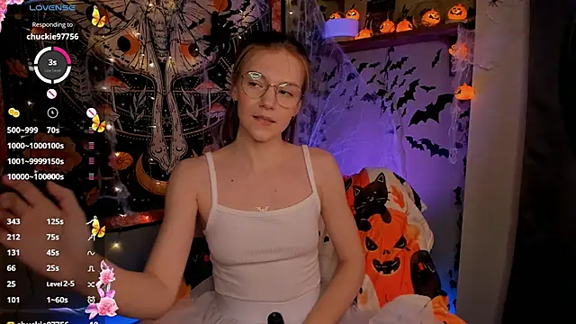 Snapshot of lyra_thenymph chatting on October 24, 10:33 am lyra thenymph online show from October 24, 10:33 am