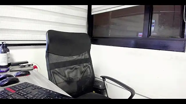 Snapshot of Xander_Taylor_ chatting on October 24, 5:04 am Xander Taylor  online show from October 24, 5:04 am