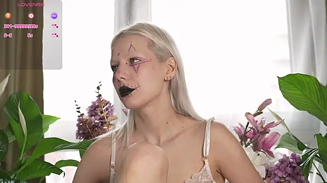 Snapshot of RanyThomson chatting on October 18, 8:04 am RanyThomson online show from October 18, 8:04 am