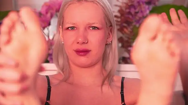 Snapshot of RanyThomson chatting on November 28, 12:08 pm RanyThomson online show from November 28, 12:08 pm