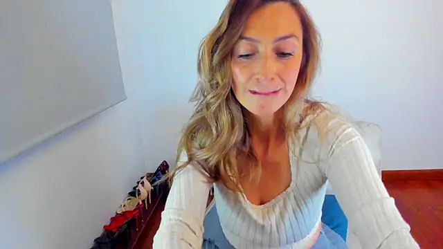 Snapshot of Velourmuse chatting on June 19, 11:08 pm Velourmuse online show from June 19, 11:08 pm