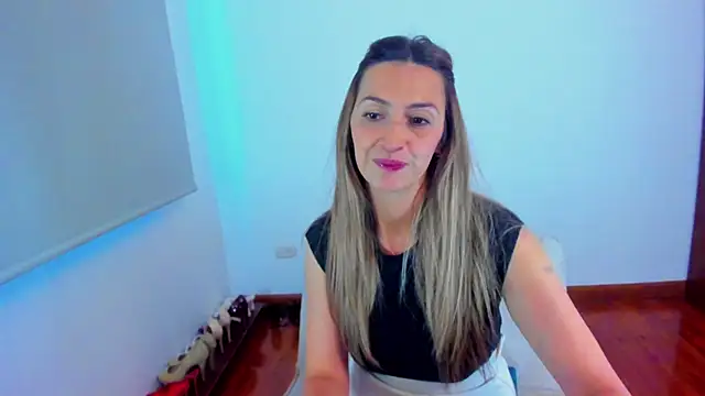 Snapshot of Velourmuse chatting on July 24, 11:03 pm Velourmuse online show from July 24, 11:03 pm