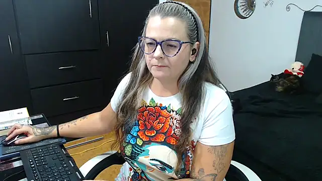 perlagoloza05 online show from October 28, 3:43 am