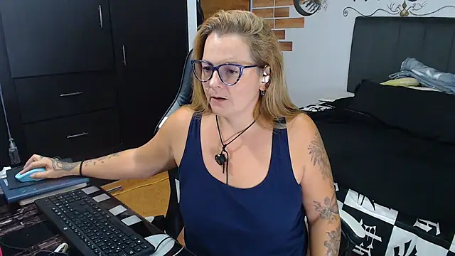 perlagoloza05 online show from June 10, 4:12 am