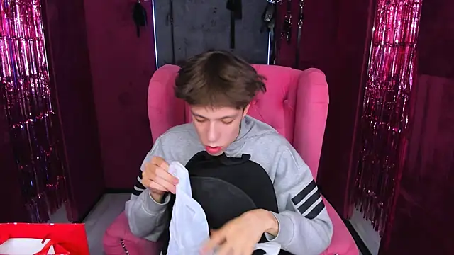 Snapshot of MarkBranston chatting on December 19, 1:29 pm MarkBranston online show from December 19, 1:29 pm