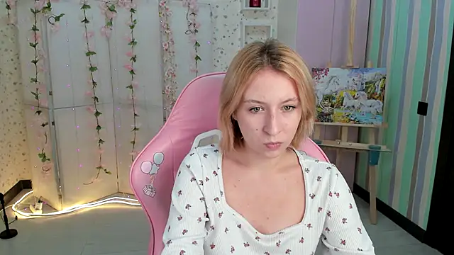 Snapshot of Emma_Garcias chatting on October 15, 12:05 pm Emma Garcias online show from October 15, 12:05 pm