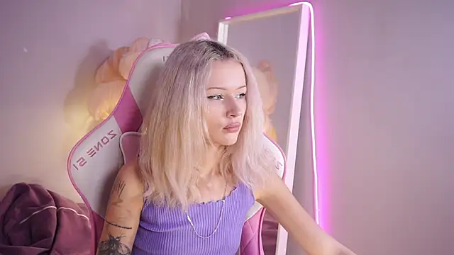 Snapshot of Celeste_eyes0n chatting on October 7, 8:39 pm Celeste eyes0n online show from October 7, 8:39 pm