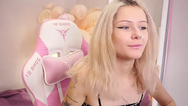 Snapshot of Celeste_eyes0n chatting on October 18, 9:04 pm Celeste eyes0n online show from October 18, 9:04 pm