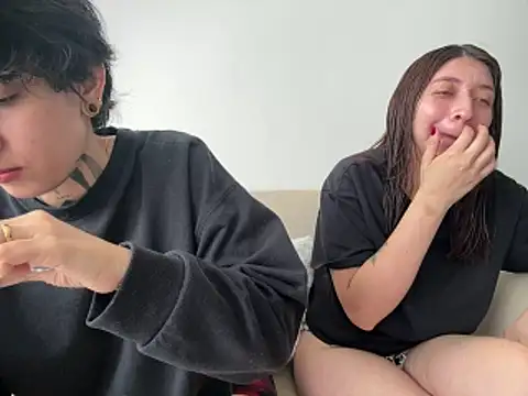 DaisyEmily online show from May 14, 4:14 pm