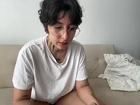 DaisyEmily online show from May 24, 7:19 pm