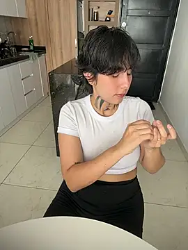 DaisyEmily online show from June 13, 8:18 pm