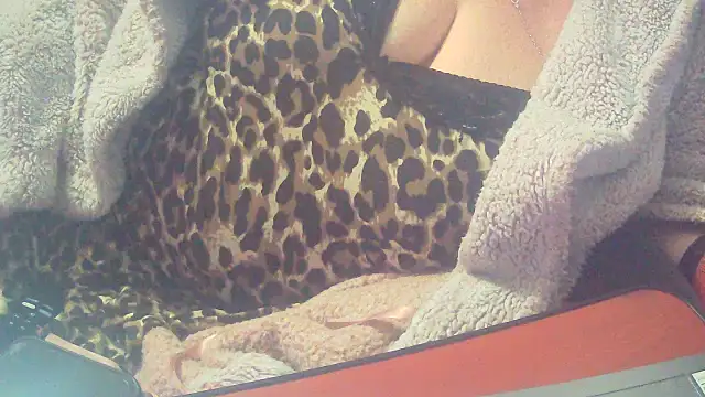 Snapshot of Playful_MILF_Demi chatting on October 31, 12:33 am Playful MILF Demi online show from October 31, 12:33 am