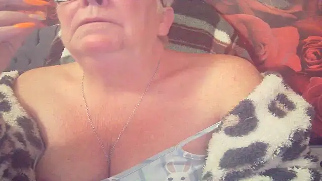 Playful MILF Demi online show from April 30, 8:31 am