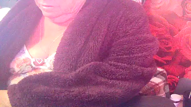 Playful MILF Demi online show from June 17, 9:27 pm