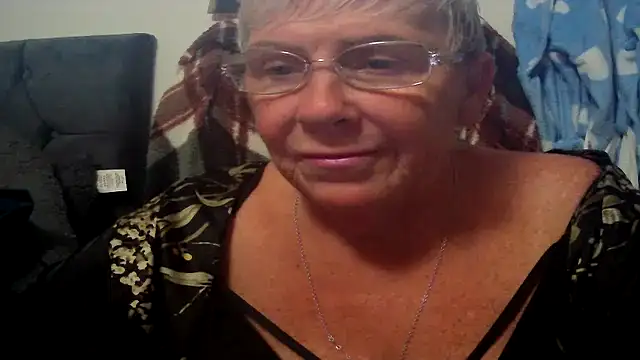 Playful MILF Demi online show from June 25, 7:18 pm