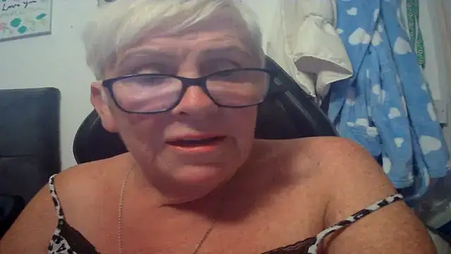 Playful MILF Demi online show from July 5, 5:09 pm