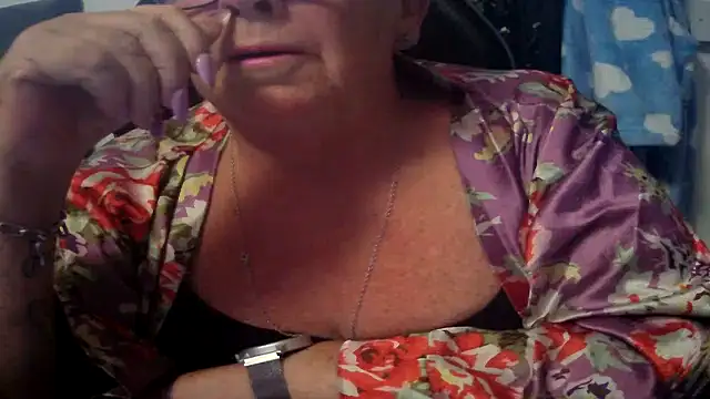 Playful MILF Demi online show from July 12, 6:21 pm