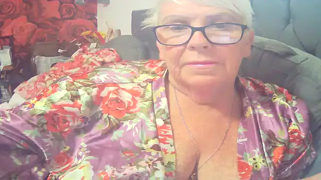 Playful MILF Demi online show from July 17, 8:10 am