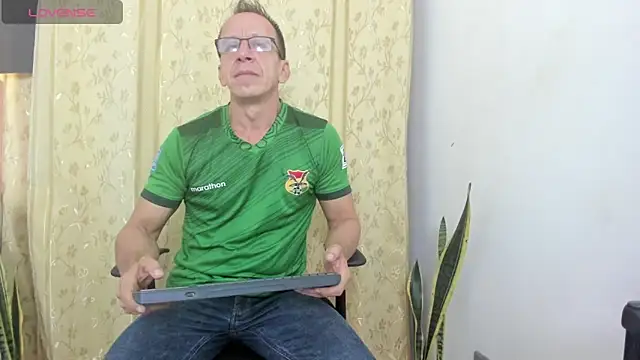Snapshot of _axelking_ chatting on June 22, 11:40 am axelking online show from June 22, 11:40 am
