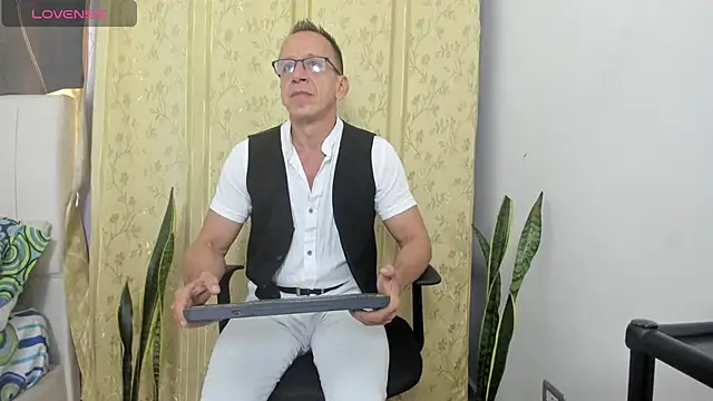 Snapshot of _axelking_ chatting on July 6, 11:51 am axelking online show from July 6, 11:51 am