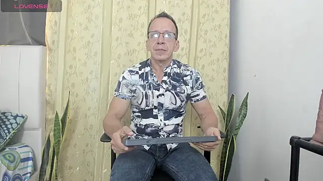 Snapshot of _axelking_ chatting on July 8, 11:48 am axelking online show from July 8, 11:48 am