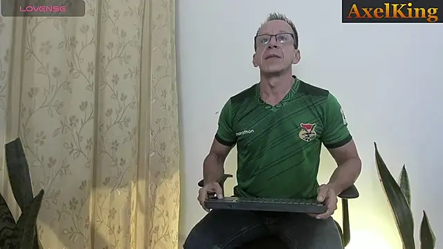 Snapshot of _axelking_ chatting on July 14, 11:38 am axelking online show from July 14, 11:38 am