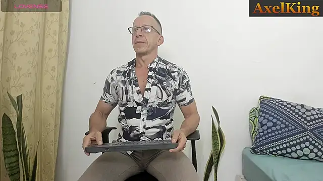 Snapshot of _axelking_ chatting on July 16, 11:38 am axelking online show from July 16, 11:38 am