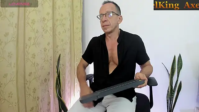 Snapshot of _axelking_ chatting on July 24, 11:52 am axelking online show from July 24, 11:52 am