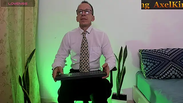 Snapshot of _axelking_ chatting on July 27, 11:39 am axelking online show from July 27, 11:39 am