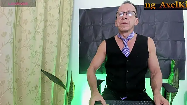 Snapshot of _axelking_ chatting on July 30, 11:42 am axelking online show from July 30, 11:42 am