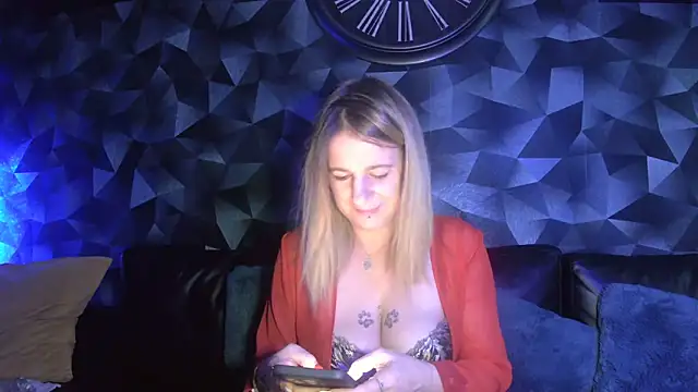 Delichieuse5 online show from February 4, 9:09 pm