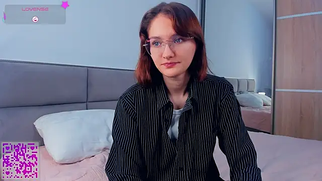 LorrieDegonia online show from October 21, 4:13 am