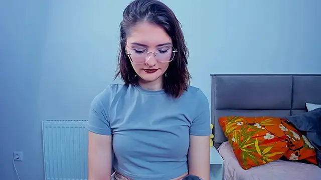 LorrieDegonia online show from December 5, 4:10 am