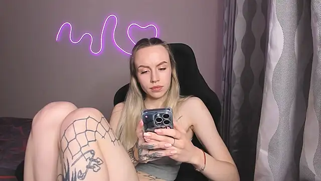 hello kittyyk online show from May 9, 11:10 pm