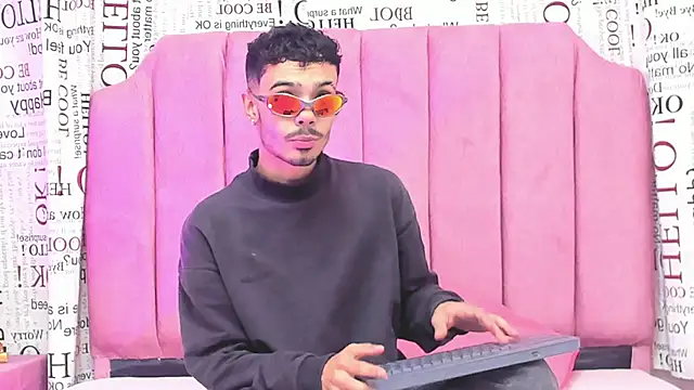 Snapshot of Timothe_Evans chatting on October 22, 8:52 pm Timothe Evans online show from October 22, 8:52 pm