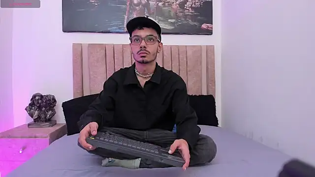 Snapshot of Timothe_Evans chatting on October 30, 7:47 pm Timothe Evans online show from October 30, 7:47 pm