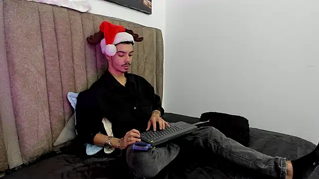 Snapshot of Timothe_Evans chatting on December 17, 4:07 am Timothe Evans online show from December 17, 4:07 am