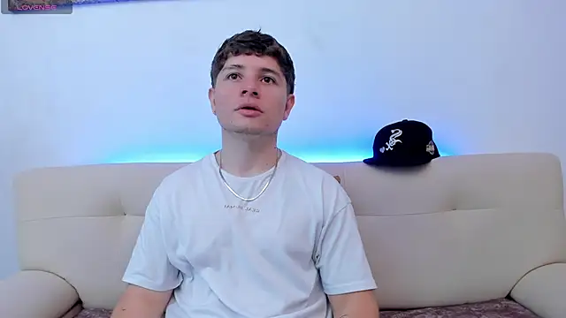 Snapshot of Leoo_Miller chatting on October 22, 8:52 pm Leoo Miller online show from October 22, 8:52 pm